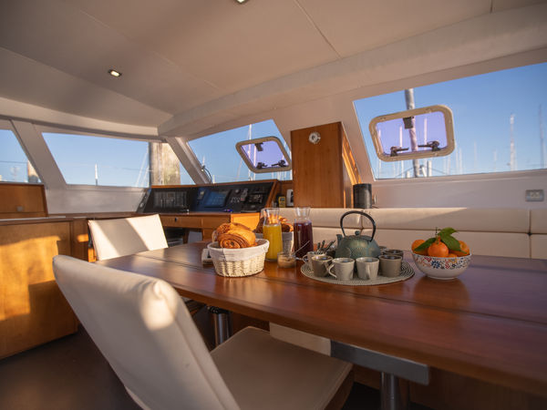 Carré intérieur du notre catamaran